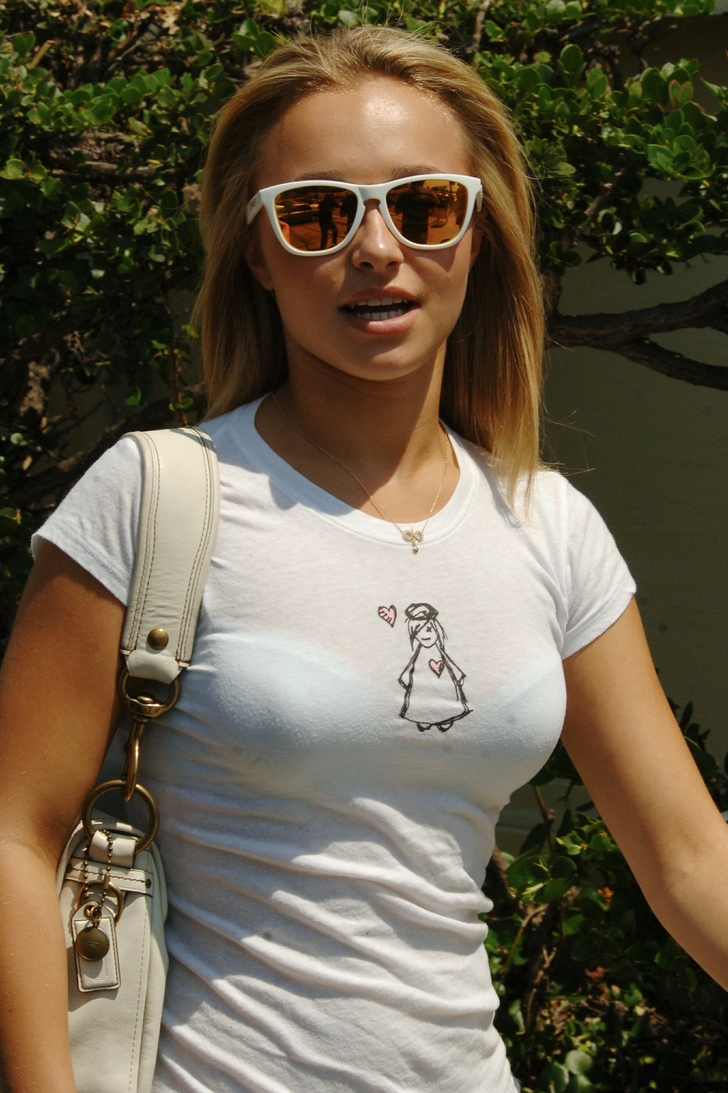 Hayden Panettiere posing