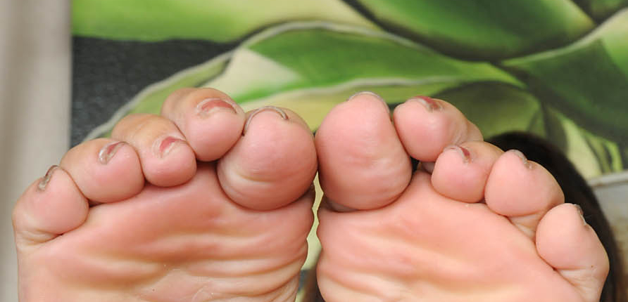 Bella girl showing her feet and pussy