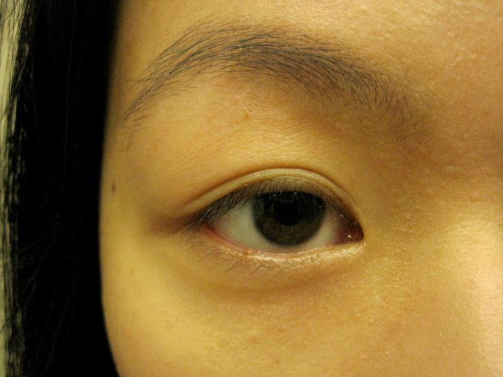 Juli girl showing her eye before and after curling her lashes