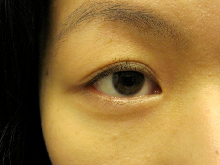 Juli girl showing her eye before and after curling her lashes
