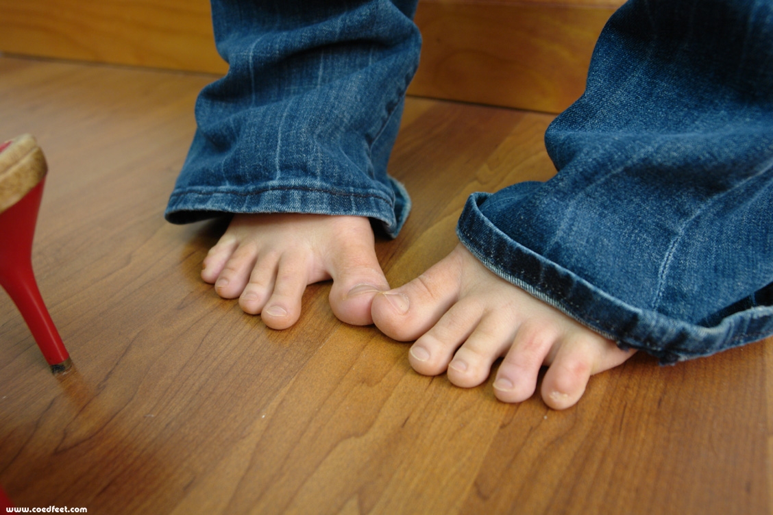 Lori girl showing her toes Lori girl showing her toes